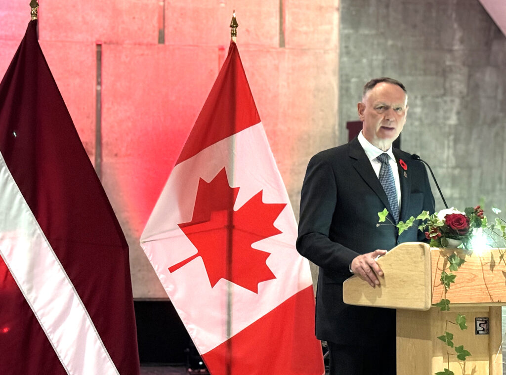 Kanada kaitseminister David McGuinty esinemas kõnega Läti Suursaatkonna korraldatud Läti 107. isesisvuspäeva tähistamisel Kanada sõjamuuseumis. Foto: © Ülle Baum