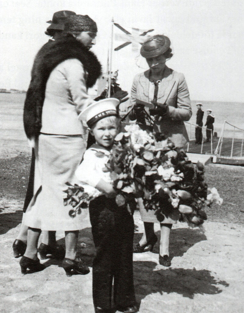 Neljane Hans Verner ootamas isa ja Inglismaalt tulevat allveelaev Kalevit.