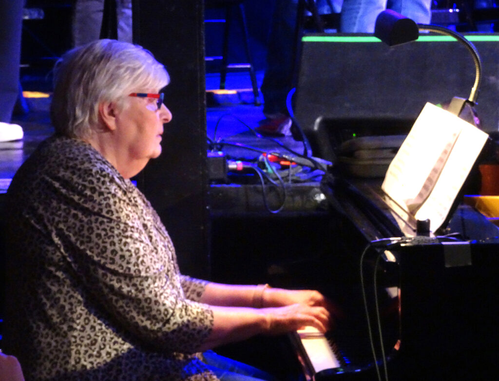 Asta Ballstadt on olnud Ööbikuga koori algusest nii koorijuhi kui klaverisaatjana.