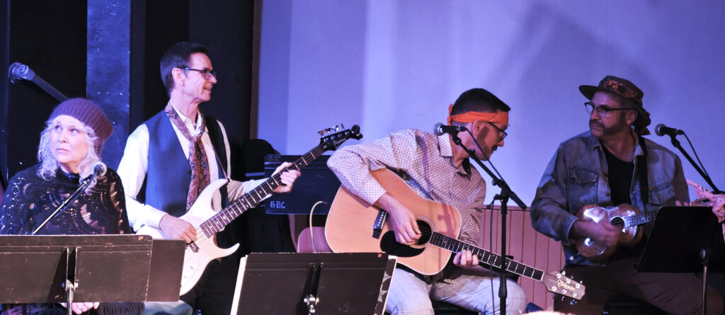 Kalevipogues esinesid iseseisvalt ja saatebändina. Juulia Lindau, Indrek Kanne, Toivo Pajo ja Juhan Lindau.