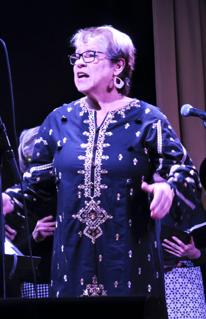 Ööbiku dirigent Roosi Lindau õhutab publikut kaasa laulma.