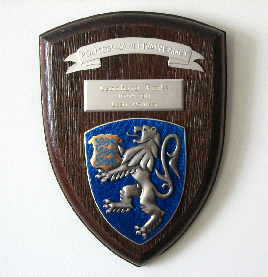 Eesti politsei tunnustas 100-aastaseks saanud Leonhard Praksi seinaplaadiga, tunnustades teda kunagise kolleegina.