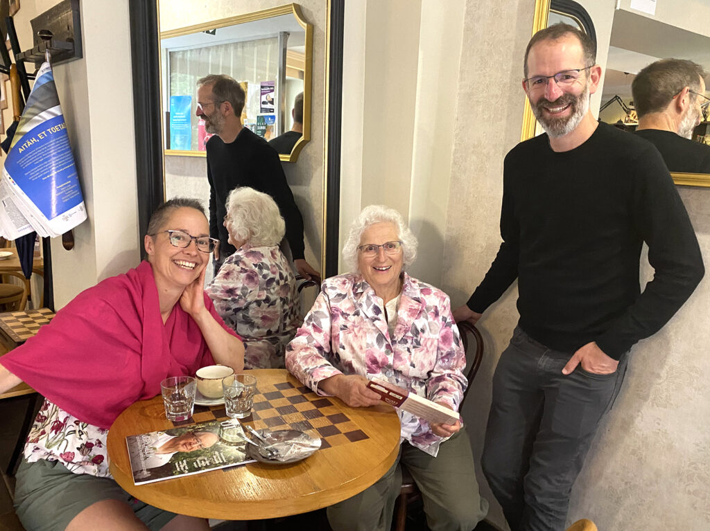 Alberta eestlased Christine Gue, Martha Munz Gue ja Kevin Gue külastamas Eestit tänavu suvel laulu- ja tantsupeol ning Tartu Ülikooli samas paigas, kus Martha ema oli õppinud meditsiini 1930ndatel ja kus nüüd Martha osales keeleuuringutes juulis 2025.