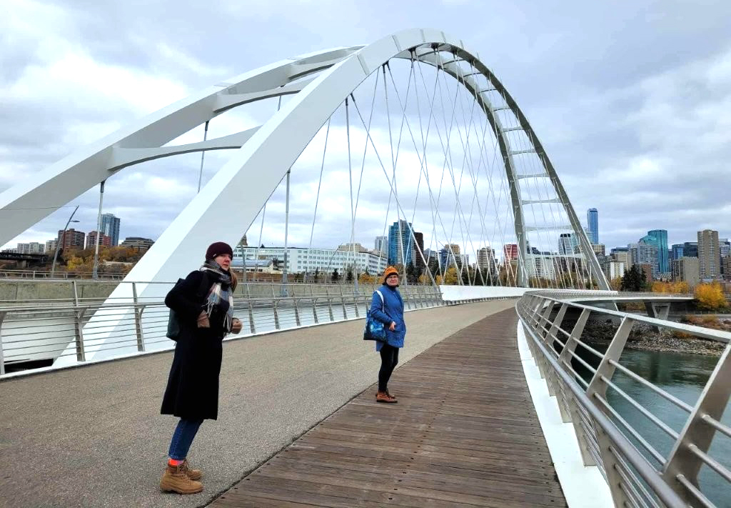 Kultuurisildu ehitamas: keeleuurijad Maarja-Liisa Pilvik, PhD ja Kaidi Lõo, PhD alustavad oma teekonda Edmontonis, Albertas, et läbi viia keeleuurimise projekti Alberta eestlaste hulgas. Foto: Liina Lindstöm