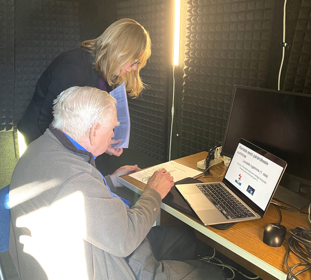 Rein Pääsukest intervjueerib Liina Lindström, PhD Alberta Ülikooli keeleteaduse osakonnas. Foto: Kaidi Lõo