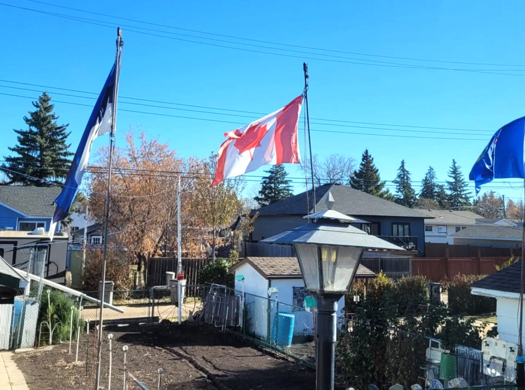 Deane ja Irene Kerbes’i külalislahke kodu aias tervitasid külalisi Eesti, Kanada ja Alberta lipud. Foto: Liina Lindstöm