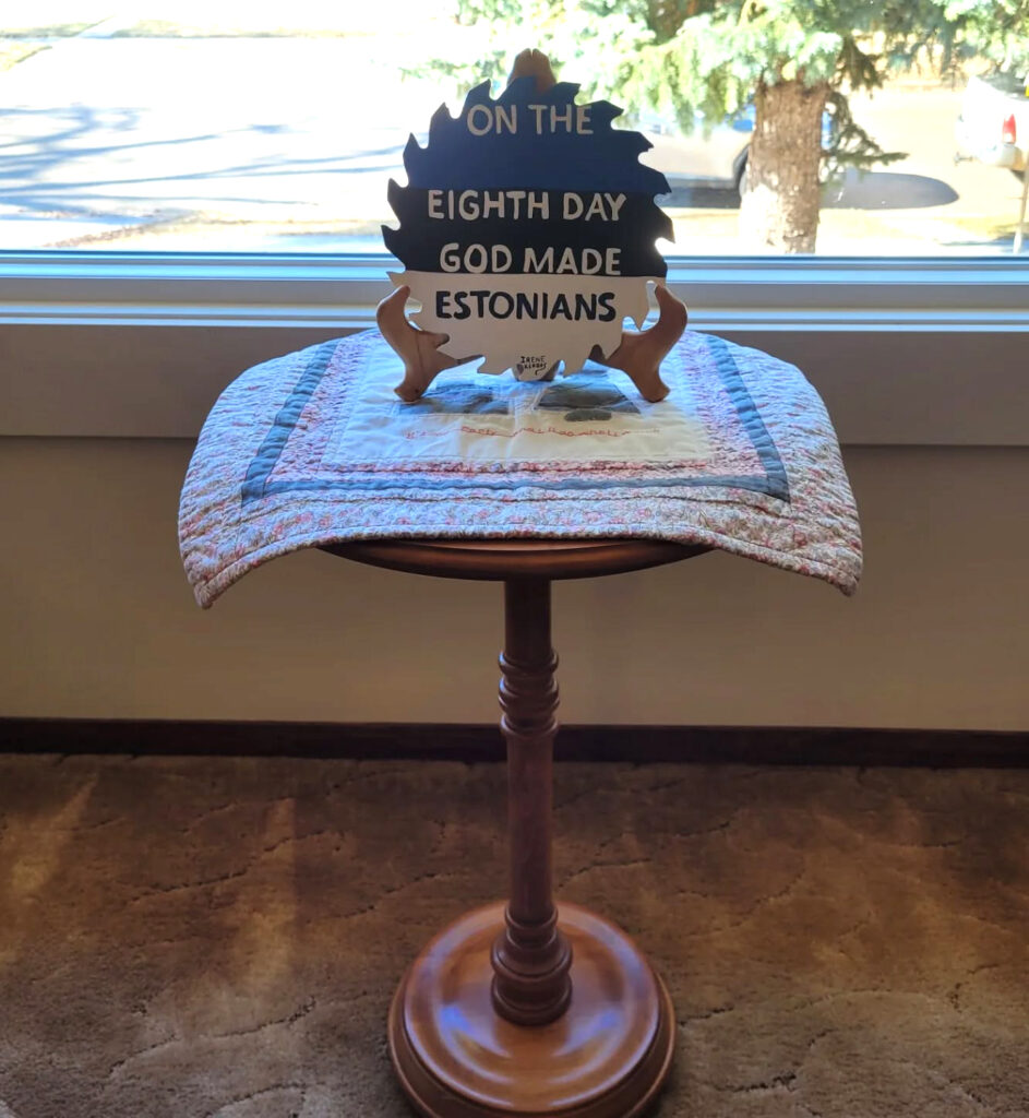 Tahvel Kerbes’ite kodus Stettleris, Albertas teatab: ,,On the eighth day God made Estonians“. Foto: Liina Lindstöm