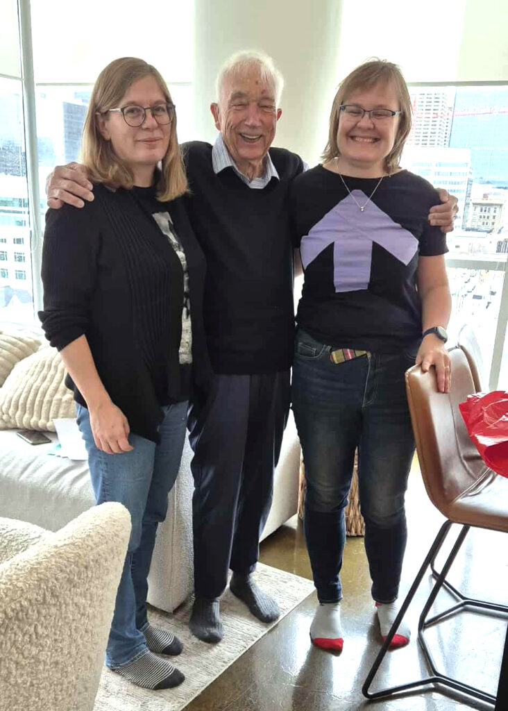 Tartu Ülikooli keeleteadlased Liina Lindström (vas) ja Kaidi Lõo intervjueerisid ka vanaeestlaste järeltulijat, Alberta Eestlaste Kultuuripärandi Seltsi auesimeest Bob Tipmani. Foto: Maarja-Liisa Pilvik