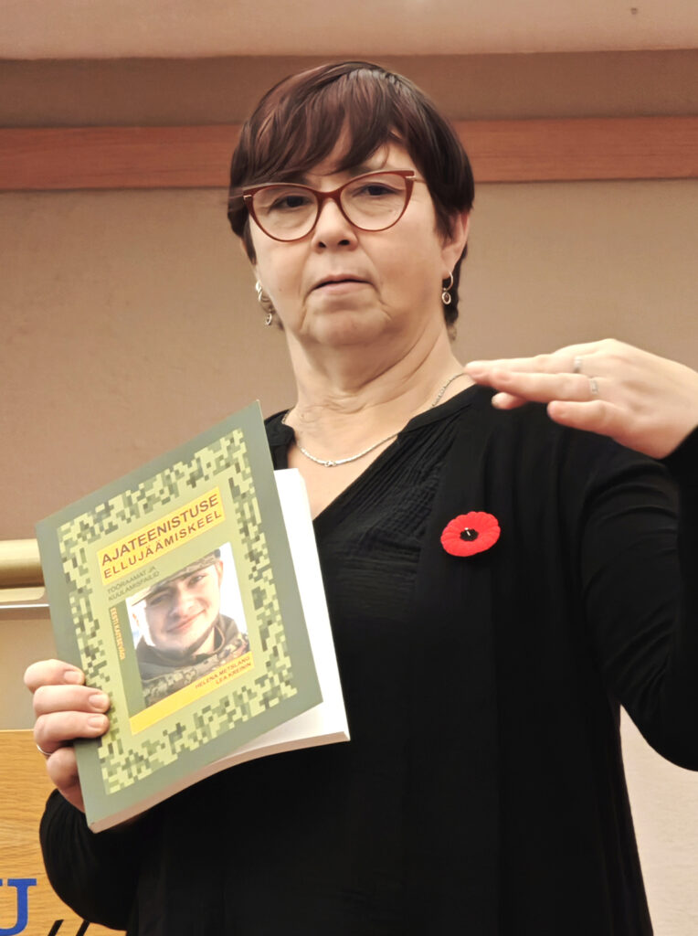 Lea Kreinin esitles tema ja Helena Metslangi koostöös valminud raamatut „Ajateenistuse ellujäämiskeel“. Foto: Paul Kiilaspea