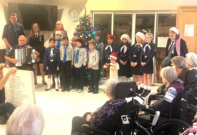 Hellakesed ja Hundud esinemas Ehatare hooldekodus. Foto: Liivi Laanemaa