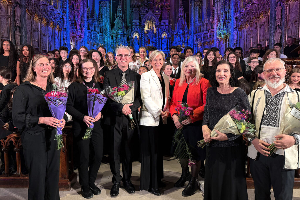 18. Euroopa Liidu jõulukontserdil Ottawas Notre-Dame Cathedral Basilica saalis osales 175 koorilaluljat ja muusikut. Pärast edukat kontserti (vasakult): sopran Kathryn Greer-Close; sopran Martha Patterson; 18. EL jõulukontserdi kunstiline juht, dirigent, organist ja helilooja Timothy Piper; Euroopa Liidu suursaadik Kanadas Geneviève Tuts; EL jõulukontserdi asutaja ja organiseerija kõik 18 aastat Ottawa eestlane Ülle Baum, Catholic School Board Choir’i kunstiline juht Carla MacGregor ning Rumeenia-Canada Incognito koori kunstiline juht Iosif Viorel Onuț. Foto: erakogust
