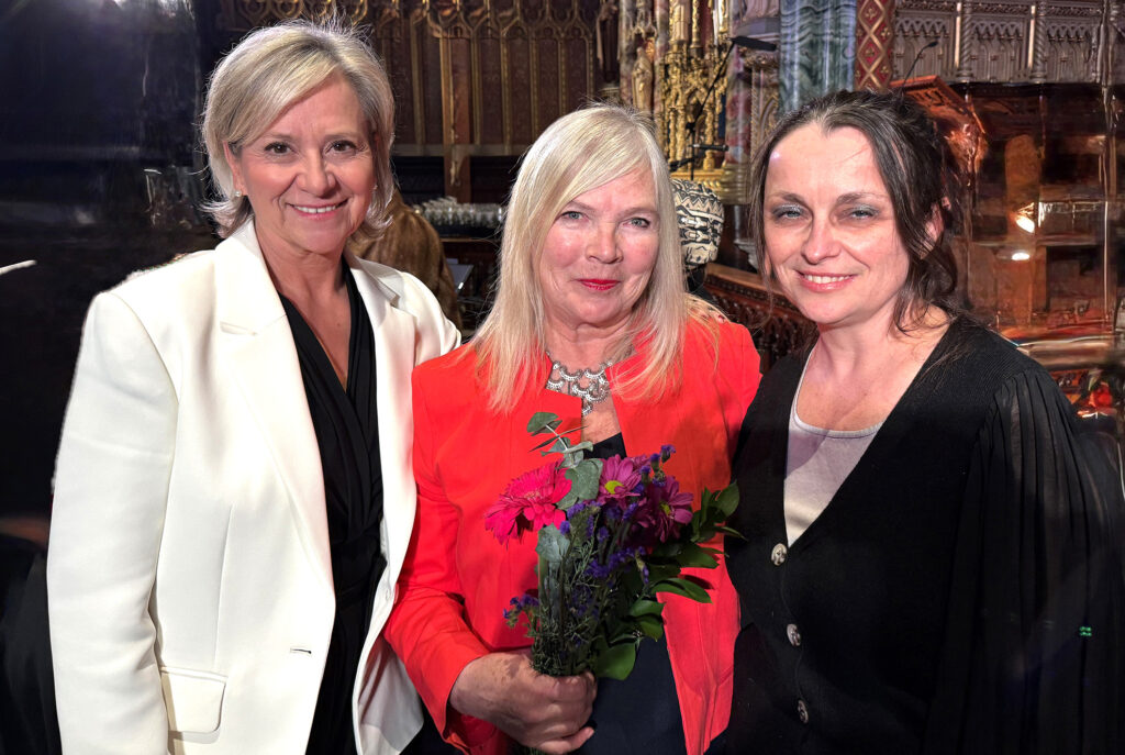 Euroopa Liidu suursaadik Kanadas Geneviève Tuts; EL jõulukontserdi organiseerija Ottawa eestlane Ülle Baum ja Euroopa Liidu Delegatsiooni Kanadas pressijuht Diodora Bucur. Foto: erakogust