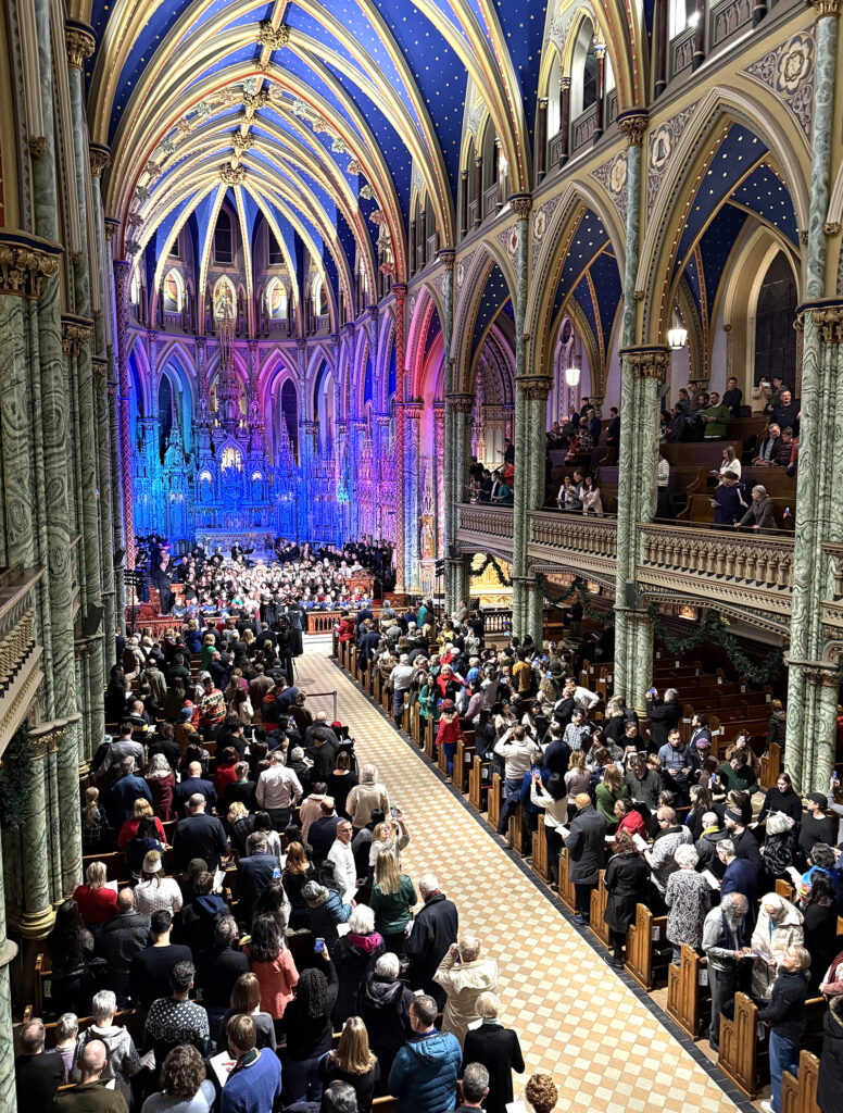 Ligi 900 inimest täitis 5. detsembri õhtul ilusa Notre-Dame Cathedral Basilica kiriku saali, kus toimus traditsiooniline 18. Euroopa Liidu jõulukontsert. Kontserdi lõpetas Austria jõululaul Franz Gruberi ,,Püha öö“, mida kõik koorid laulavad koos publikuga püsti seistes oreli ja puhkpilli ansambli saatel saksa, prantsuse ja inglise keeles. Foto: ©Ülle Baum