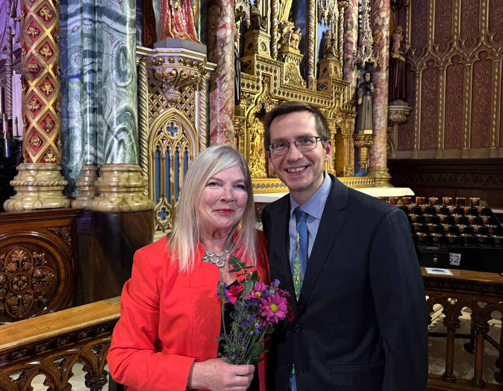 Ottawa eestlased Ülle Baum ja Paul Läänemets Euroopa Liidu jõulukontserdil Ottawas. Ülle Baumil on olnud au organiseerida EL jõulukonserte kõik need 18 aastat ja Paul Läänemets on vabatahtlikuna abiks olnud ja osa võtnud mitmest EL jõulukonserdist Ottawas. Foto: erakogu