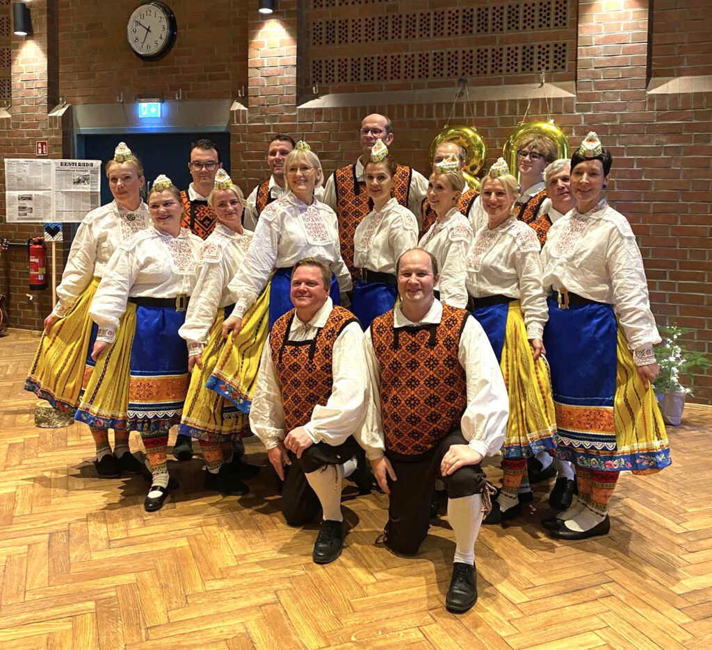 Rahvatantsurühm Hamburgi Pääsuke. Foto: Kaja Kriisa