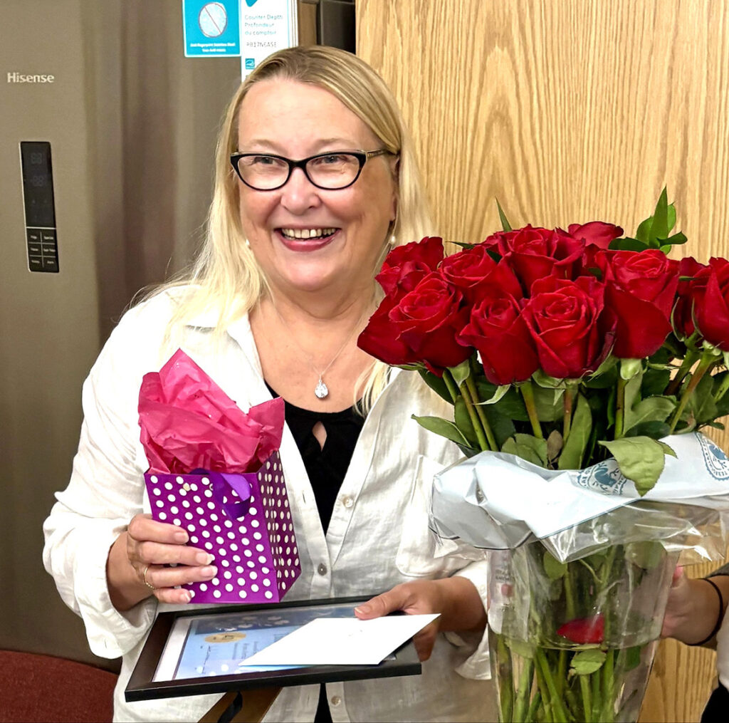 Ehatare hooldusjuhataja Tiina Kumpuneni õnnitleti Ehatares töötamise 40 a juubeli puhul. Foto- Sirje Järvel