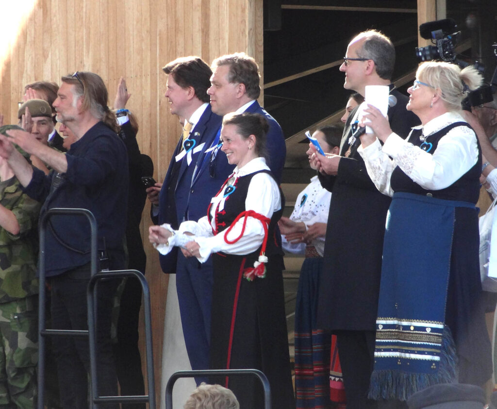 Avakontserdi lõpunumbrite ajal. Aet Maatee (par)., piiskop Ove Sander, ESTO Peakomitee esimees Sirle Sööt, Eesti riigikogu esimees Lauri Hussar, Rootsi Riigipäeva esimees Andreas Norlen, ESTO avakontserdi produtsent Valdo Kask.