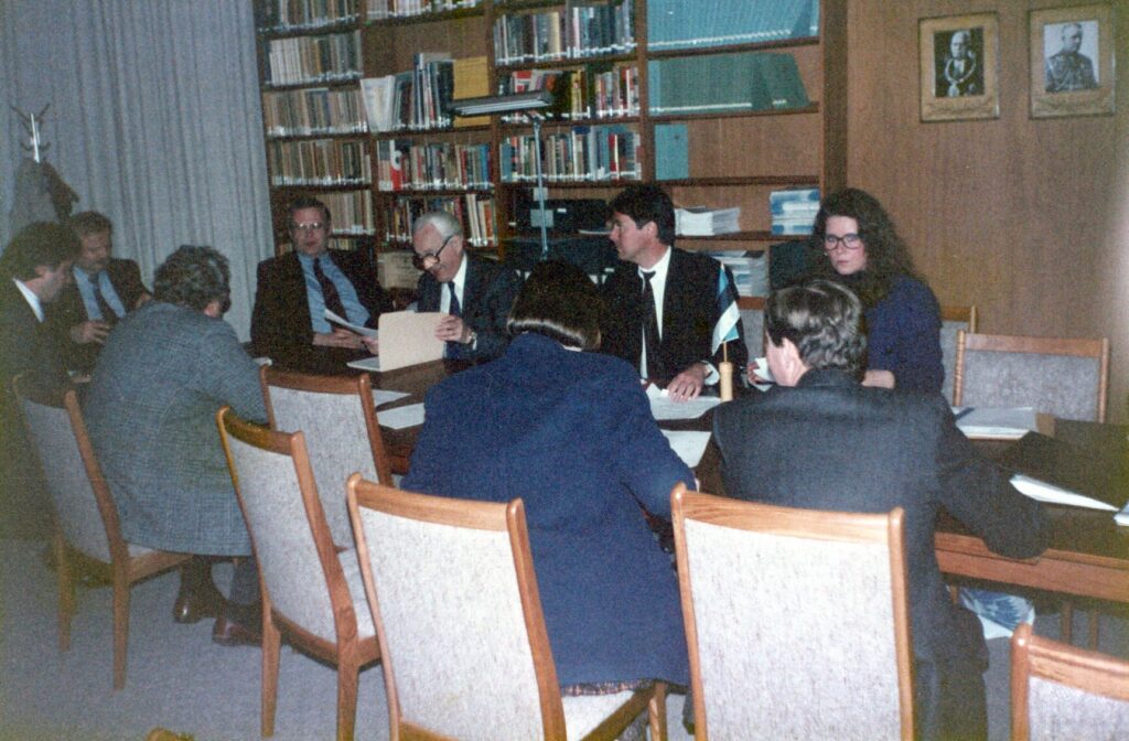 Group photo from the EERO annual meeting in the Estonian House Bank room, June 1992