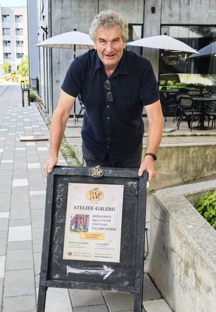 Georg seab Bogapoti silti, et huvilised oskaksid neid üles leida. Foto: Paul Kiilaspea