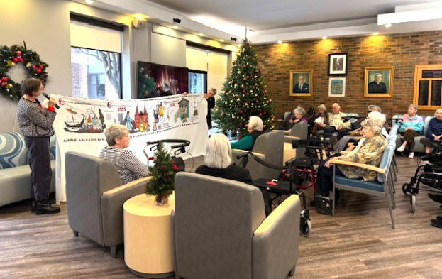 Piret Noorhani tutvustamas koos Janne Laanemaaga Eesti raamatuaasta tikandiprojekti, mida Ehatare elanikud rõõmuga tikkida aitasid.