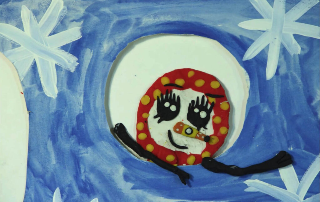 Kaader 3. detsembri loost „Kahtlane lume/memm“, autor Juhan Voolaid, kunstnikud Tartu Waldorf/gümnaasiumi animatsiooni/ringi lapsed Marta ja Vasilisa.