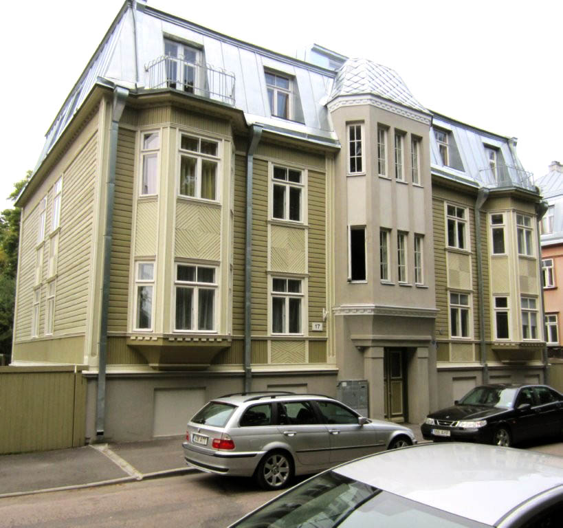 Lasteekraani jõulukalendri keskmes on hoone, mille paljud tallinlased ära tunnevad. See on üks kolmest kõrvuti asuvat Eugen Habermanni ja Herbert Johansoni projekteeritud Tallinna tüüpi majast Kalamajas Salme tänaval, ehitatud aastatel 1930.-1932. Kuna need majad on Salme Kultuurikeskuse vastas, on need paljudele väga tuttavad. Foto: Vikipeedia 