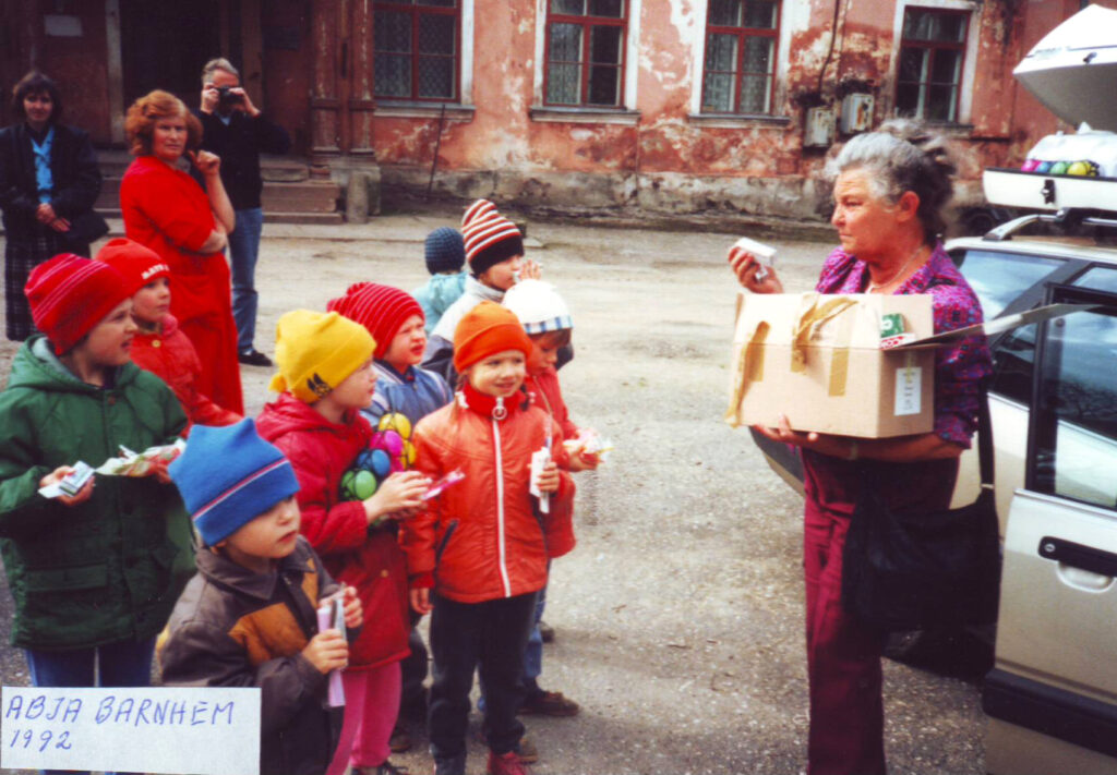 Aini Jalap Eesti lastekodulapsi rõõmustamas.