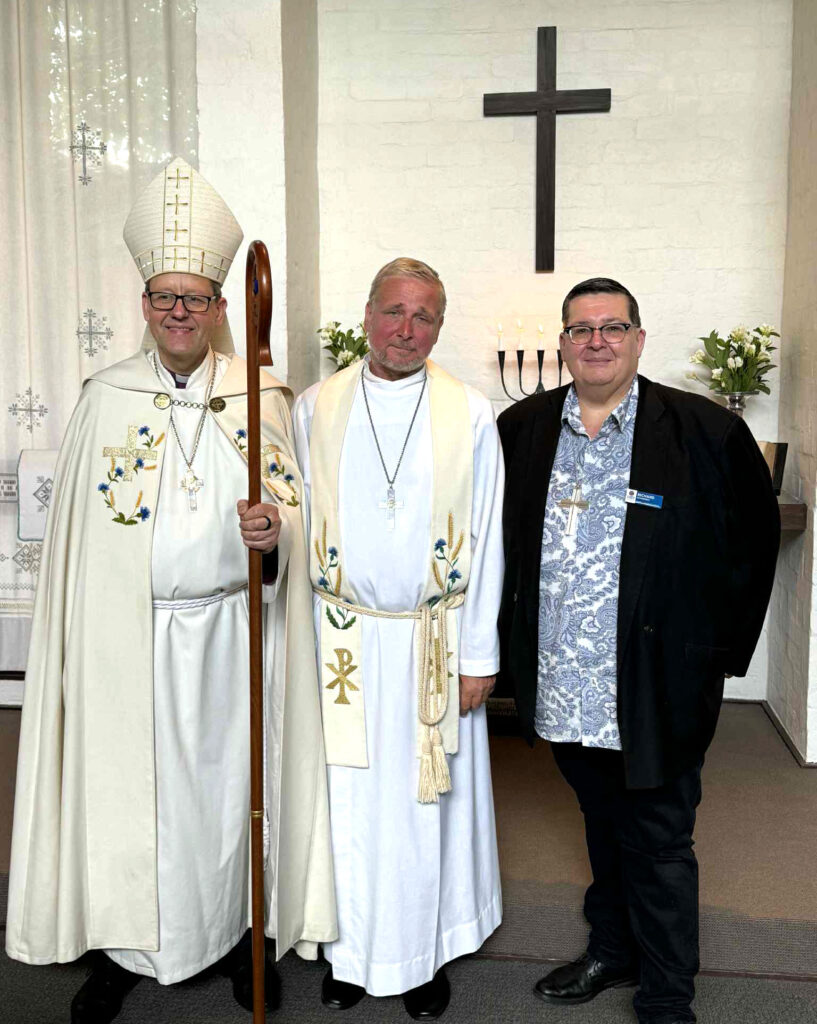 Piiskop Ove Sander, õp. Allan Taruste ja Austraalia piiskop Richard Schweede.