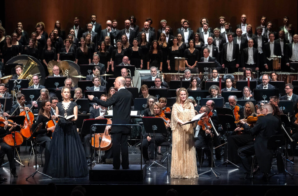 Gustav Mahleri ,,Ülestõusmissümfoonia“. Solistid Anna Lucia Richter – metsosopran (vasakul), Mari Eriksmoen – sopran (paremal), dirigeerib Paavo Järvi. Foto: Michael Gregonowits / Festspielhaus