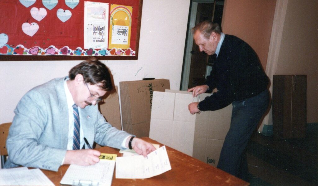 Valdo Tammark and Endel Ainsaar with EEROpakk materials in a corridor of the Estonian House