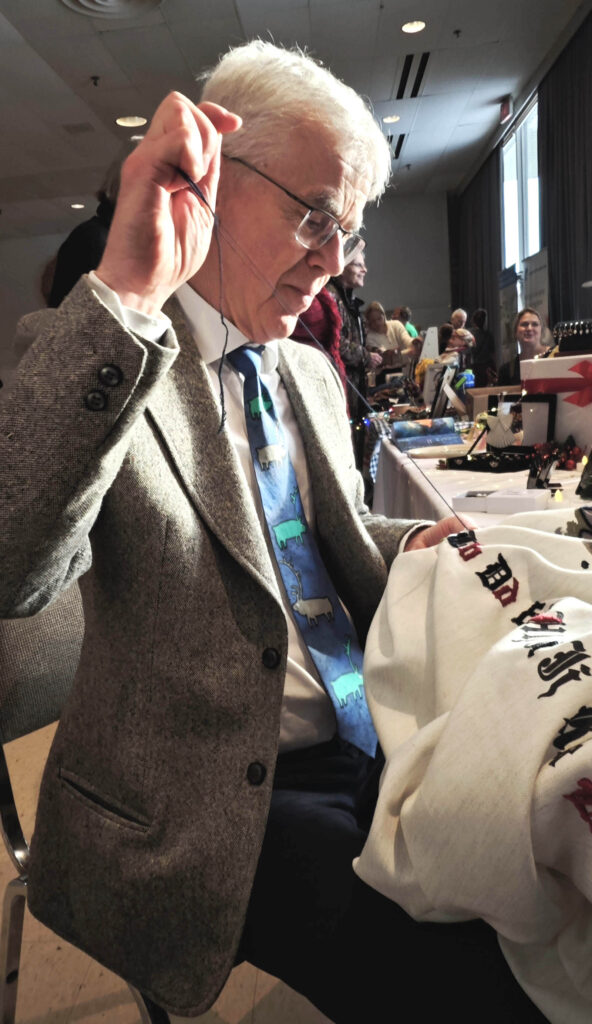 Suursaadik Margus Rava Rahvajõulupuul vaipa tikkimas.