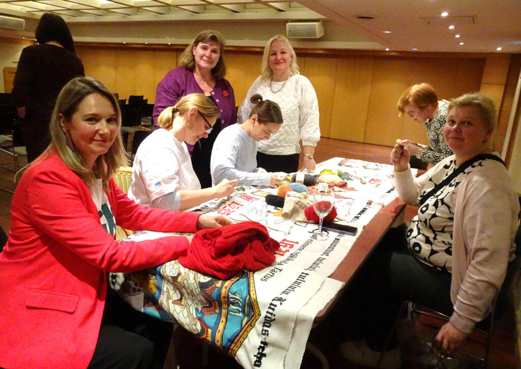 Vaibatikkimine Eesti haridustöötajate delegatsiooni külaskäigul Torontos. Ees väliseesti koolide koordinaator Merike Barborak.