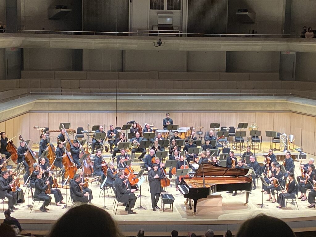 Pianist Mao Fujita thanking the audience