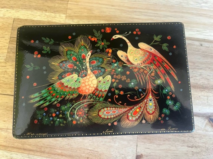 A jewellery box with Lydia's name inscribed on it in cyrillic letters (source: the private collection of Susann Kunz)