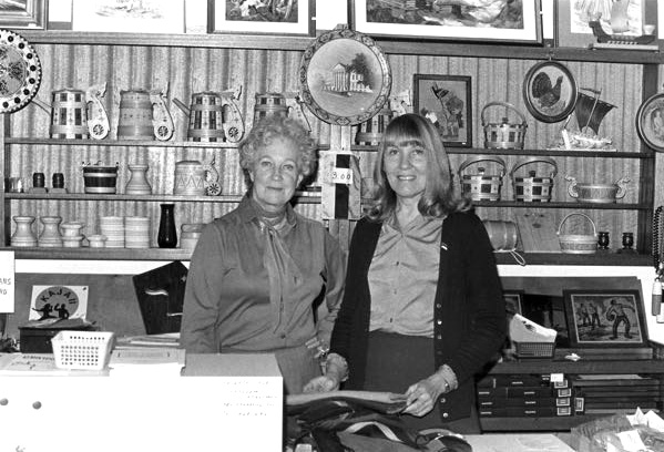 EAK äri Eesti Majas Broadview tänaval 1995. Vasakul ärijuht Edith Ederma ja kunstnik Naima Aer.