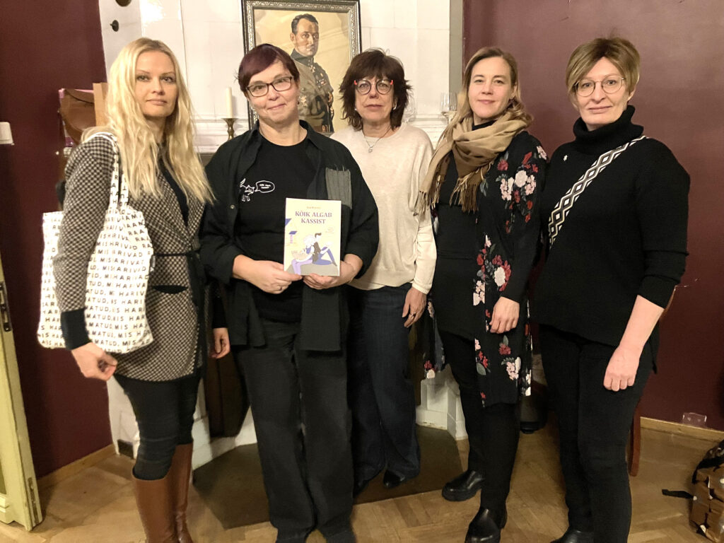 8. jaanuari õhtul raamatu esitluse järgselt Tallinna Õpetajate Maja salongis. Vasakult: raamatu kunstnik Kristina Aruvee, autor Lea Kreinin, juhtivtoimetaja Elina Volmer, toimetaja Tiina Tomingas ja kujundaja Mare Kõrtsini. Foto: Riina Kindlam