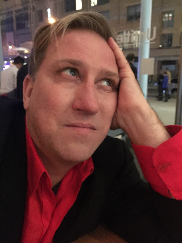 Mark Kostabi in 2016 (CC BY-SA 4.0 licensed image)