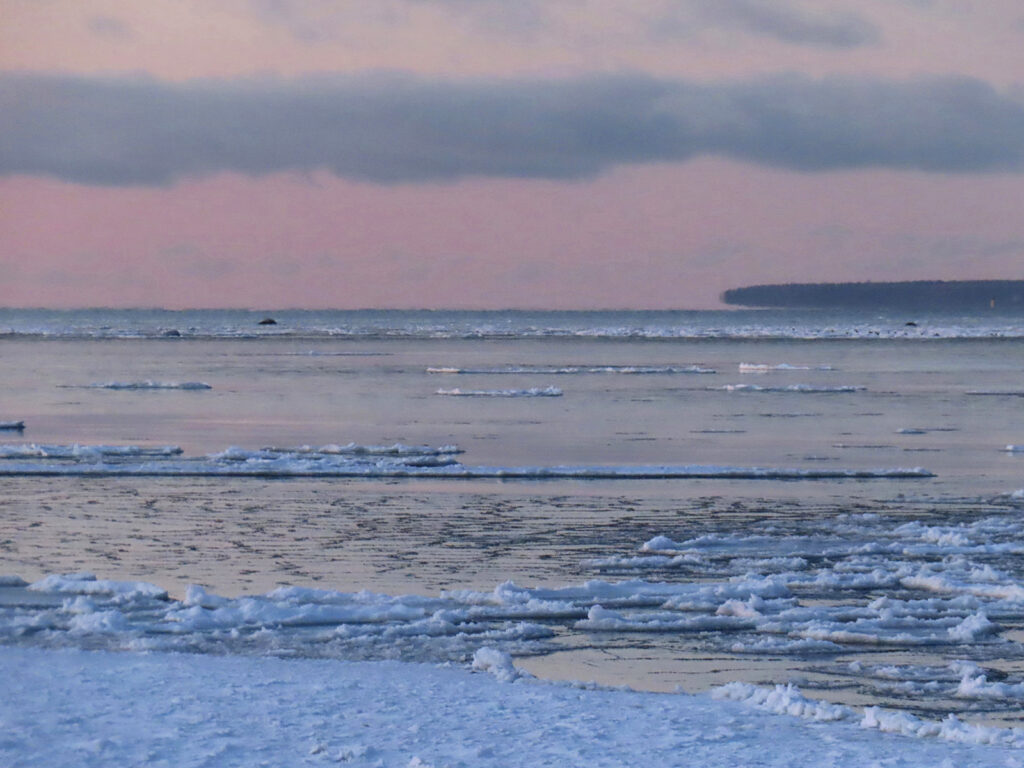Paljassaare lahe jääseis sama päeva, 5. südakuu loojangu järgselt. Jääseis on omajagu muutunud. Päike loojus tol päeval kell 15.35 ning foto on tehtud kl 17.13, kui oli veel videvikutund ja taevas loojanguroosa. Antud hetkel oli külma 12,7 kraadi ja Naissaare ots justkui hõljub vee kohal. Meri on paras võlur. Foto: Riina Kindlam