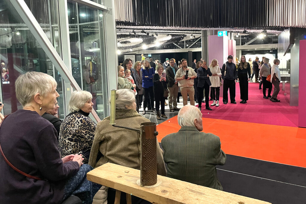 Hetk näituse avamiselt. Vasakul kaua Inglismaal elanud ajakirjanik ja kirjanik Tiina Tamman. Foto: L. Kreinin