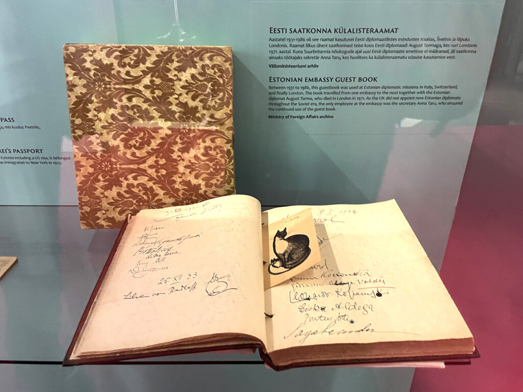 Eesti saatkonna külalisraamat, mis oli 1931-1986 kasutustel Eesti diplomaatilistes esindustes Itaalias, Šveitsis ja lõpuks Londonis, liikudes ühest saatkonnast teise koos Eesti diplomaadi August Tormaga. Foto: L. Kreinin