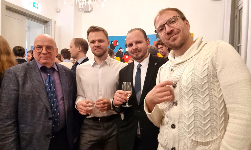 Andrus Suurmets (vas. teine) koos Erki, Tristan ja Maxim Männikuga – juba mitmenda põlve eestlased Pariisis.