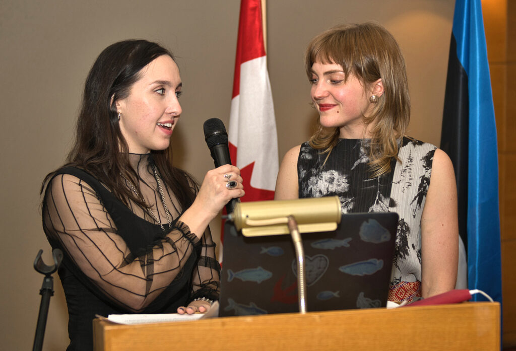 Teadustajad Kaisa Kasekamp ja Katariina Jaenes, kes mõlemad pälvisid Laas Leivati preemia. Foto: Peeter Põldre