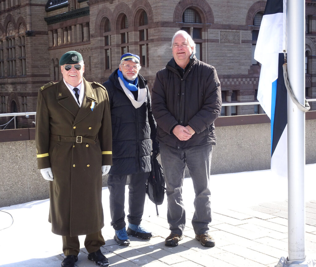 Eesti lipu heiskasid reservmajor Ülo Isberg, Tiit Romet ja Peter Vilde. Foto: Kai Kiilaspea