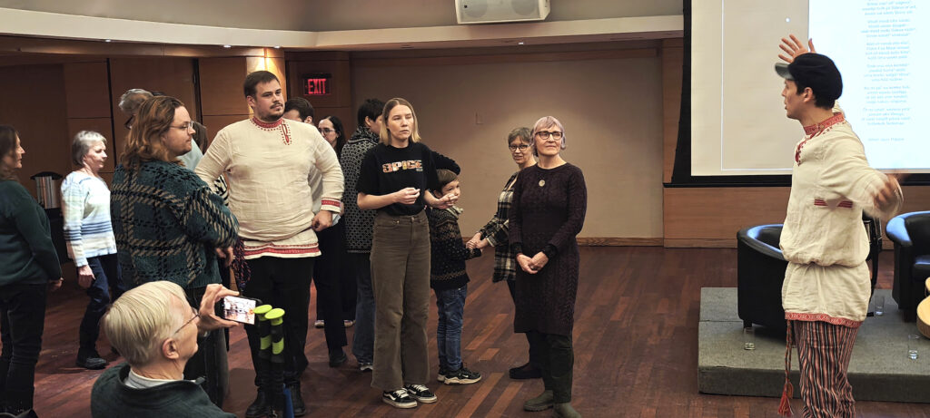 Lisaks põhjalikule seto kultuuri detailidega tutvumisele sai kohapeal ka praktilist õpet – nii kaasa lauldes regilaulule kui seto tantsude sammude omandamisele. Foto: Paul Kiilaspea