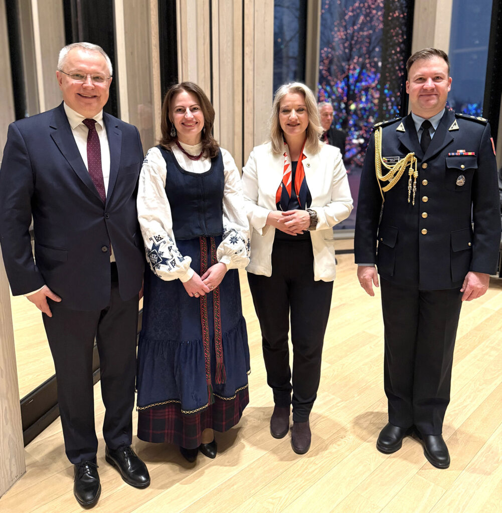 Leedu Vabariigi suursaadik Egidijus Meilūnas, tema abikaasa Galina Meilūnienė, Leedu valitsuse liige, Kanada toetusrühma Leedu parlamendi juht Jekaterina Rojaka, kes esines üritusel kõnega ja Gedas Virbukas, Deputy Defence Attaché (US and Canada).