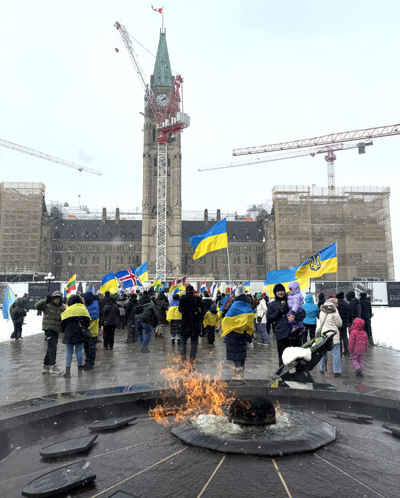 Ottawa Parlamendimäel 22. veebruaril. Ukrainat toetaval üritusel lehvisid paljude riikide lipud ja osavõtjaid olid erinevatest riikidest. See oli üks globaalsest 60 üritusest, mis toimus sel päeval Kanadas. Esindatud olid ka Eesti Suursaatkond Kanadas ja EKN. Foto: © Ülle Baum