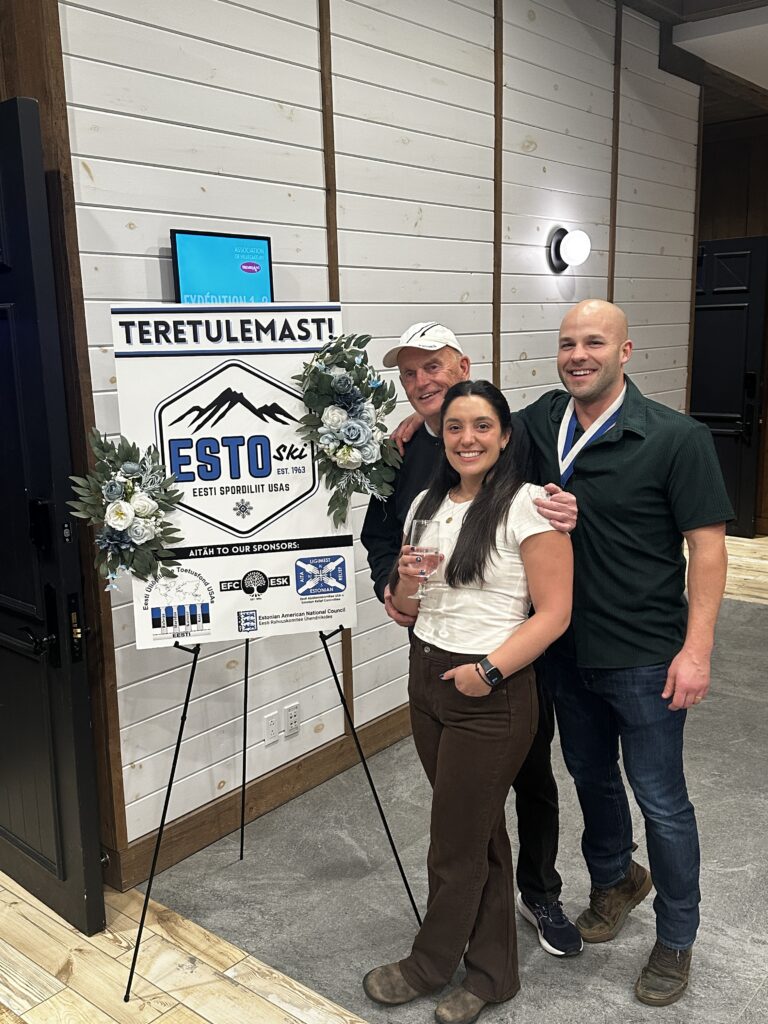 Andrus Ers (murdmaasuusatamise võistluste koordinaator), Lia Triantafylidis (ürituse peakorraldaja), Erik Must (mäesuusatamise võistluste koordinaator); allikas: ESTO Ski album ( https://estoalbums.smugmug.com/Esto/EAAA/ESTOski )