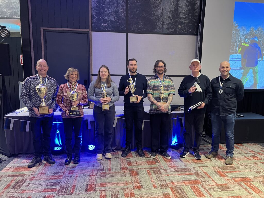 Vasakult paremale: Peter Türk, Nancy Atkins, Sarah Männik, Karl Kuus, Toomas Menser (ESTO suusavõistluste koordinaatorite Andrus Ersi ja Erik Musta kõrval) ; allikas: ESTO Ski album ( https://estoalbums.smugmug.com/Esto/EAAA/ESTOski )