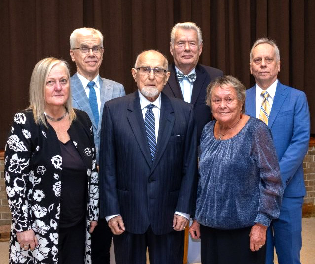 Esmakordselt EAK ajaloos anti välja teenetemärgid. Pildil on Lia Hess, kes võttis vastu oma vennale Allan Eistratile (postuumselt) annetatud teenetemärgi; Margus Rava, Guido Laikve, Jüri Puusaag, Ester Mandra ja EAK juhatuse esimees Allan Meiusi. Pildilt puuduvad teenetemärgiga vääristatud Elna Kungla ja Marju Säägi. Foto: Toomas Kald