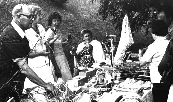 1980 - Eesti Abistamiskomitee Kanadas müügilaud Seedriorul. Vasakult esimees Alfred Sepa, Edith Ederma, Henny Aruja, Helene Sepa. Arhiivifoto